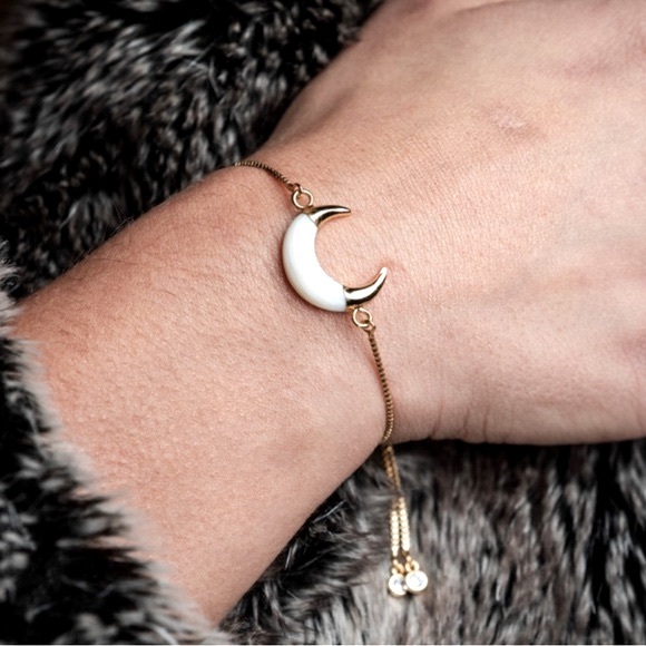 *Carme* Crescent Moon Carved Shell 14K Gold Boho Bracelet - Picture 2 of 4